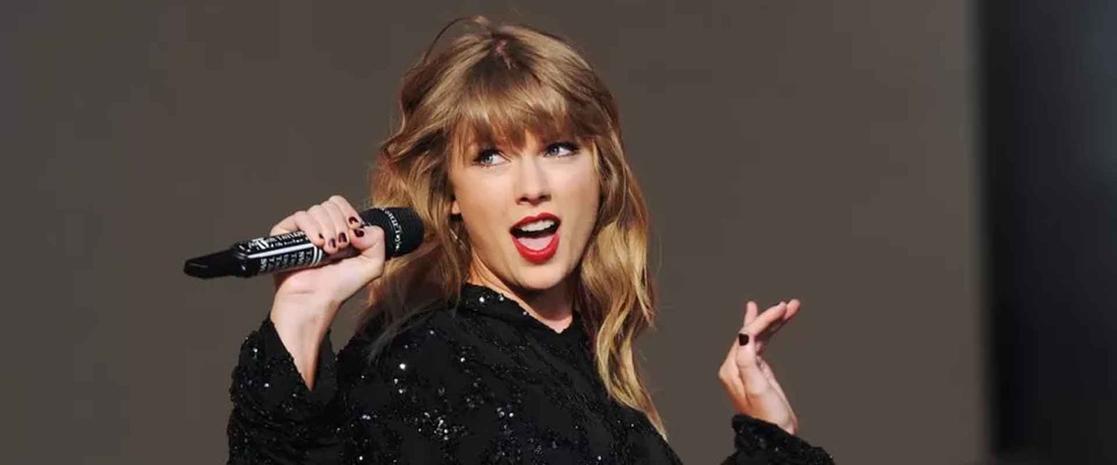 Taylor Swift, The 1975'in Londra konserinde beklenmedik bir şekilde sahne aldı.