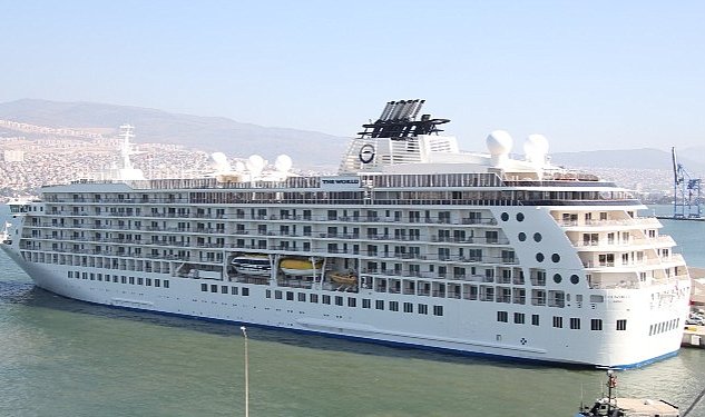 2023 un ilk kruvaziyer gemisi izmir limani nda 2404.jpg