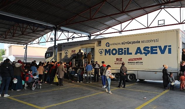 Antalya buyuksehir belediyesi kepez de sicak yemek dagitiyor 946.jpg