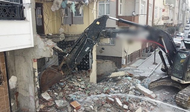 Bagcilar da goruntusuyle sosyal medyada gundem olan o bina yikildi 7731.jpg