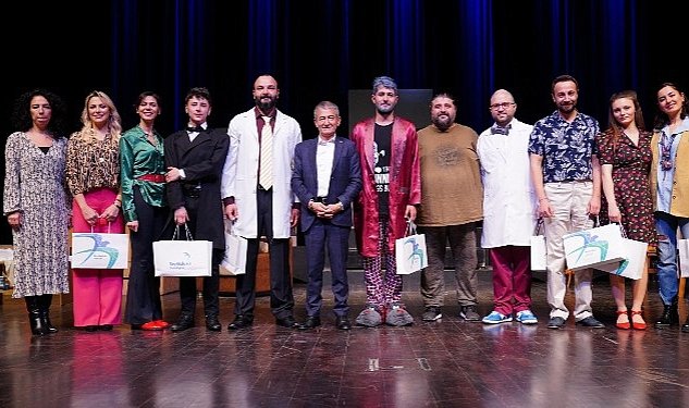 Baskan calik tiyatrocularla bir aarda geldi 7502.jpg