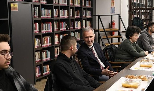 Baskan taban nobetci kitaphanenin iftar sofrasinda genclerle bulustu 8013.jpg