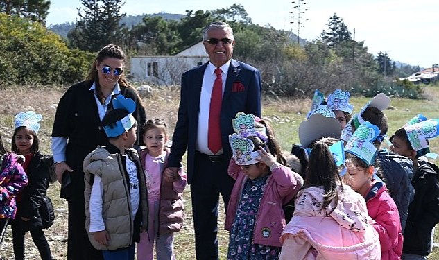 Baskan topaloglu cocuklarla fidan dikti 3103.jpg