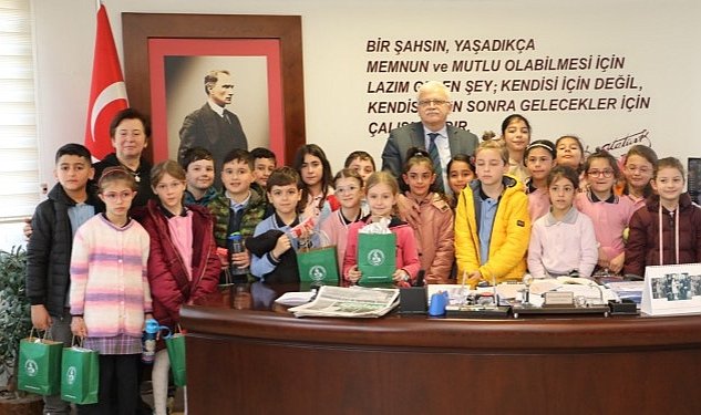 Burhaniye belediye baskani ali kemal deveciler minik misafirlerini agirladi 3786.jpg