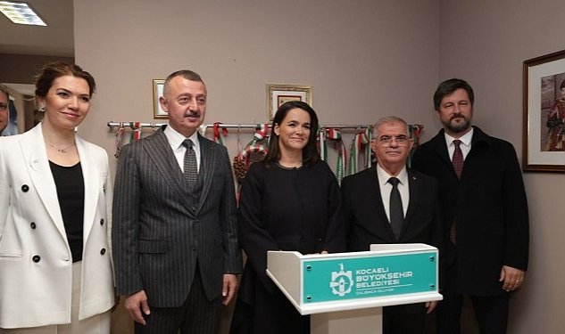 Cumhurbaskani novak ve baskan buyukakin kahraman kopek mancs in anitini acti 1450.jpg