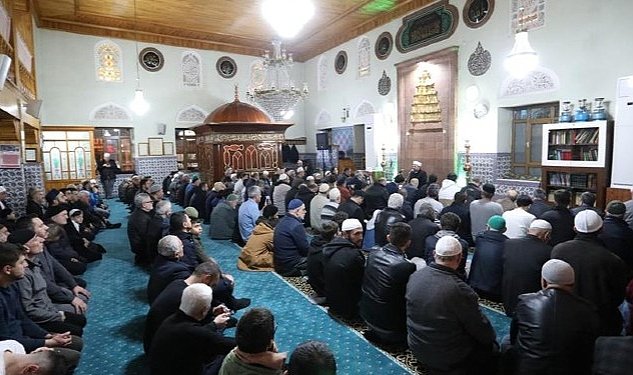 Inegol de ilk teravihi ayasofya camii imam hatibi topcuoglu kildirdi 661.jpg