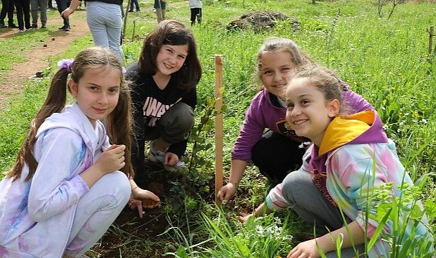 Minik eller fidanlari deprem anisina dikti 4217.jpg