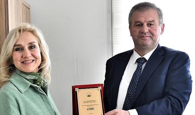 Osmangazi de en cevreci muhtar ve ogrencilere plaket 2495.jpg