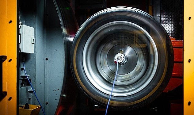 Pirelli yuksek hiz test makinesi ile 500 km saate ulasan hiz testleri yurutmeye basladi 2563.jpg