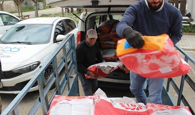 Antalya buyuksehir in hibe tohum destekleri suruyor korkutelili ciftcilere aycicegi tohumu dagitildi 2379.jpg