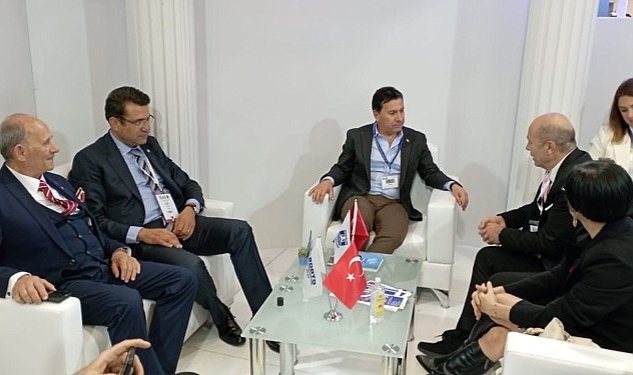 Bodrum standinda protokol uyeleri ve turizmciler bir arada 4653.jpg