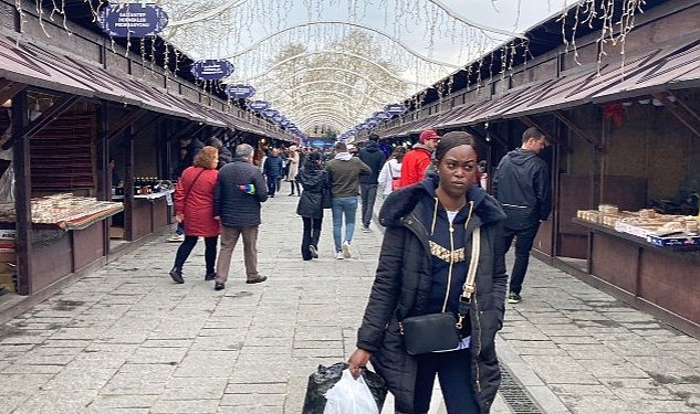 Bu pazarin tum geliri depremzedelere 3260.jpg