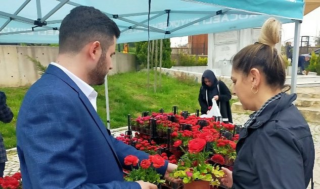 Buyuksehir den mezarliklarda cicek dagitimi 3843.jpg