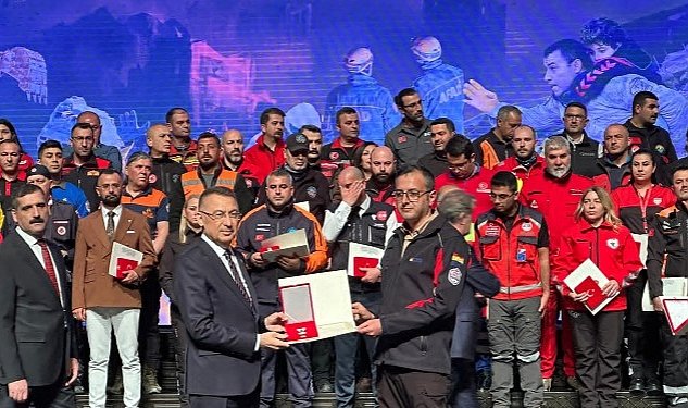 Deprem felaketinin isimsiz kahramanlarina ustun fedakarlik madalyasi 1500.jpg