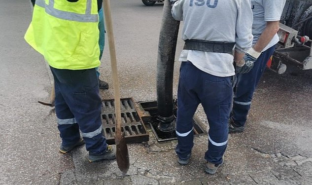 Isu yagmur oncesi mazgal ve izgara temizlikleri yapiyor 8662.jpg