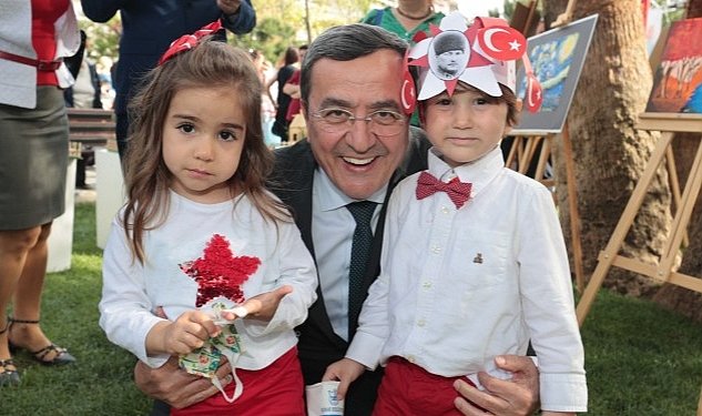 Konak in parklarinda 23 nisan coskusu 1189.jpg