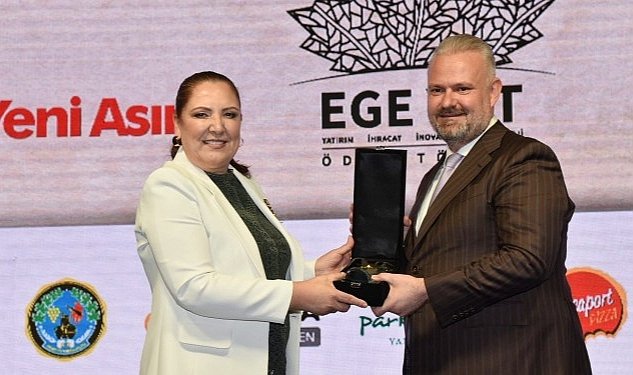 Menemen belediye baskan vekili aydin pehlivan a buyuk onur menemen belediyesi ne gencligin ve gelecegin kenti odulu 9359.jpg