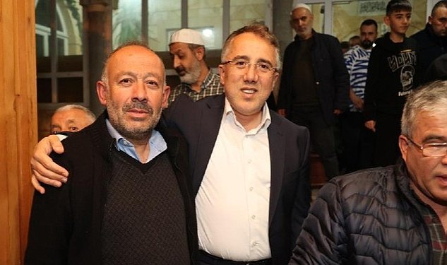 Nevsehir belediye baskani dr mehmet savran ak parti il baskani ali kemikkiran ile birlikte teravih namazi sonrasinda vatandaslara kandil simidi dagitti 4495.jpg