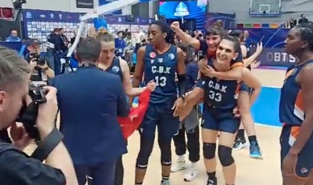 Prag da turk bayragina karsi cirkin tavir 4771.jpg