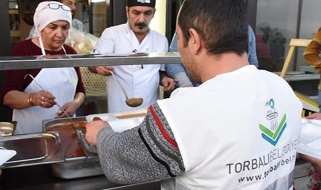 Torbali belediyesi depremzede iftar 6217.jpg