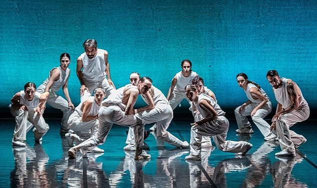 Yeni hayat ve guldestan nisan ayinda akm de sahnelenecek 447.jpg