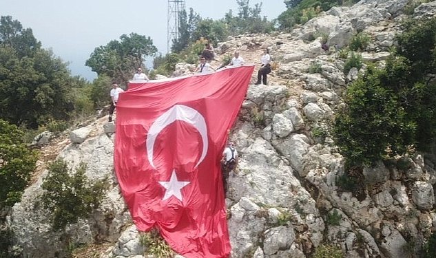 100 metrelik ucurumda turk bayragi astilar 9737.jpg
