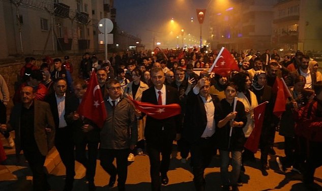 Gölcük Belediyesi, 19 Mayıs Kutlamalarında Coşkulu Fener Alayı Düzenledi