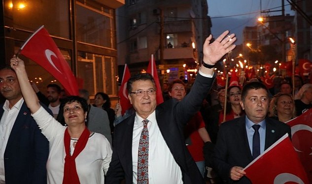 Emre Aydın Konseriyle Edremitliler Bayram Coşkusunu Yaşadı