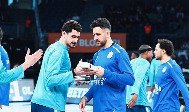 Anadolu efes in anadolu vakfi ile geleneksellesen bir kitap da sen getir projesinde depremzedeler icin binlerce kitap toplandi 3752.jpg