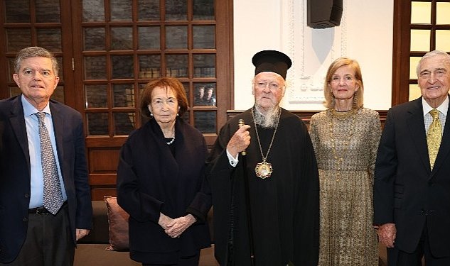 Aziz istanbul sergisi galata rum okulu nda ziyaretcilerle bulusuyor 2775.jpg