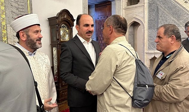 Baskan altay turkiye nin ilk hac kafilesini ugurladi 2388.jpg