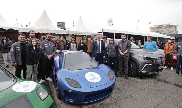 Gençlerin Coşkusuyla Dolan İzmit Kent Meydanı'nda 19 Mayıs Kutlamaları