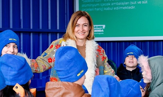 Ceyda duvenci metro turkiye nin depozito alaninda cocuklara geri donusumun onemini anlatti 7283.jpg