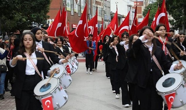 Gencler 19 mayis coskusunu sokaklara tasidi 71.jpg
