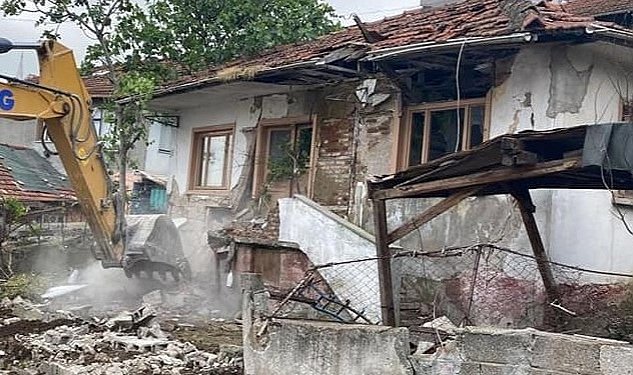 Golcuk te yikilan orta hasarli ya da metruk bina sayisi 120 oldu 2439.jpg