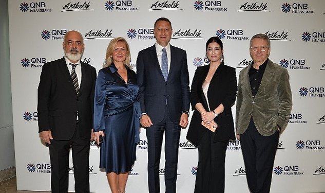 Kirilma noktasi hikayenin sonunu sen yaz sergisi is ve sanat dunyasini kristal kule de bulusturdu 5415.jpg