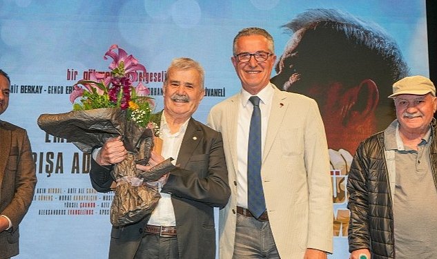 Komunist osman gaziemirli seyirciyle bulustu 59.jpg