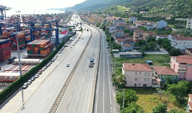 korfez-de-asfaltlanan-caddelerin-yol-cizgileri-cekildi-1040.jpg