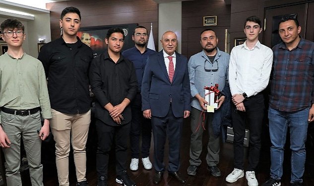 TEKNOMER Rob-Okul Çizgi İzleyen Robot Yarışması Kazananları Ödüllerini Aldı