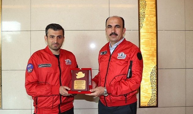 Teknofest yonetimi deprem bolgesindeki calismalari icin baskan altay a tesekkur plaketi takdim etti 9374.jpg