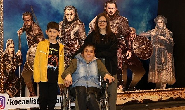 Tiyatro butun engelleri asar 1169.jpg