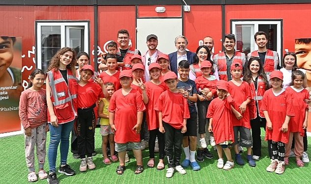 Aras bulut iynemli turkiye vodafone vakfi yarini kodlayanlar projesi icin kahramanmaras ta cocuklarla bulustu 6375.jpg