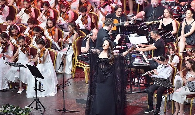 Askin nur yengi ve bilfen filormoni orkestrasi sahne aldi 2347.jpg