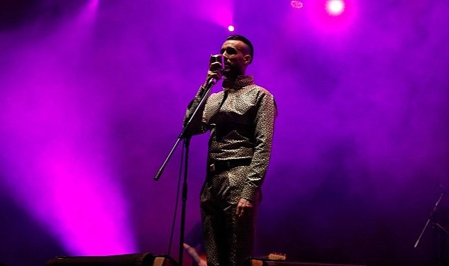 Cem adrian dan duygu yuklu bir sahne performansi 3714.jpg