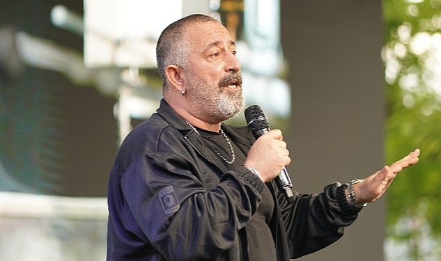 Cem yilmaz yby woods genclik festivali nde hem sanata hem kahkahalara doyurdu 6139.jpg