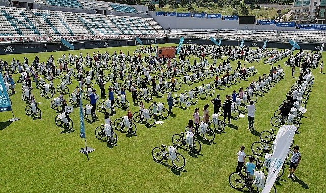 Nilufer belediyesi nden en caliskan ogrencilere bisiklet odulu 885.jpg