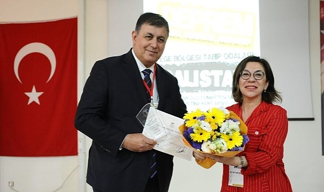 Tabip odalarindan baskan tugay a tesekkur plaketi 5920.jpg