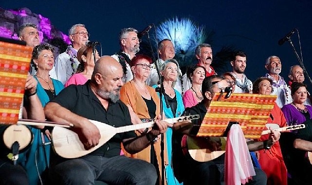 Seferihisar da turku dolu gece 5406.jpg