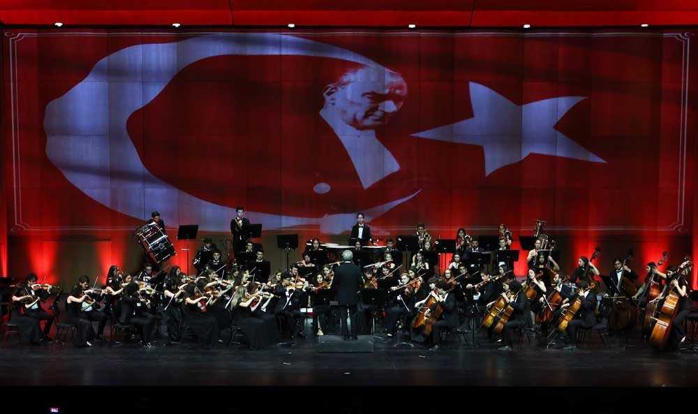 Sabancı Topluluğu, Cumhuriyet in 100 üncü yılını Şef Cem Mansur yönetiminde Türkiye Gençlik Filarmoni Orkestrası ile kutladı (2)