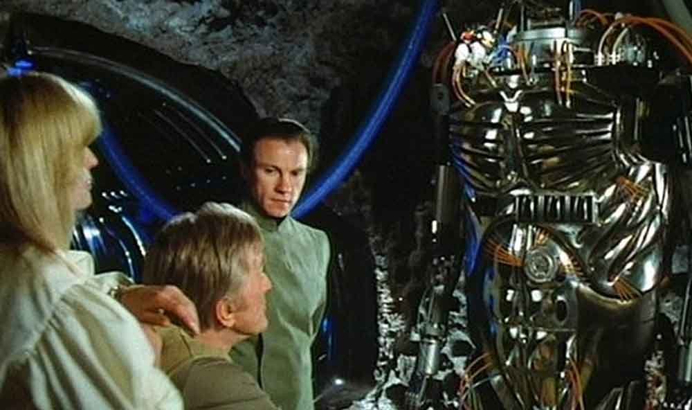 Saturn 3 (1980) – Robot Aşkı: Metal Kalplerin Dansı – 25 Tane En İyi Robot Filmi Listesi
